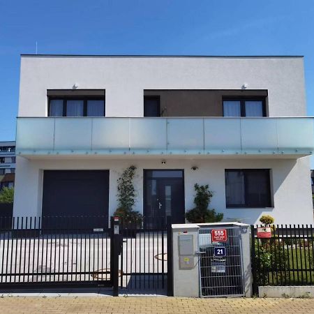 Yipin Villa Praha Bagian luar foto